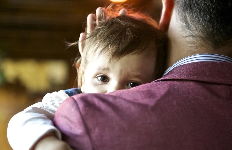 男人四十一枝花,精子变成“渣”?别被明星骗了!顶刊揭秘:衰老的精子是如何“作弊”坑了下一代的(图2)